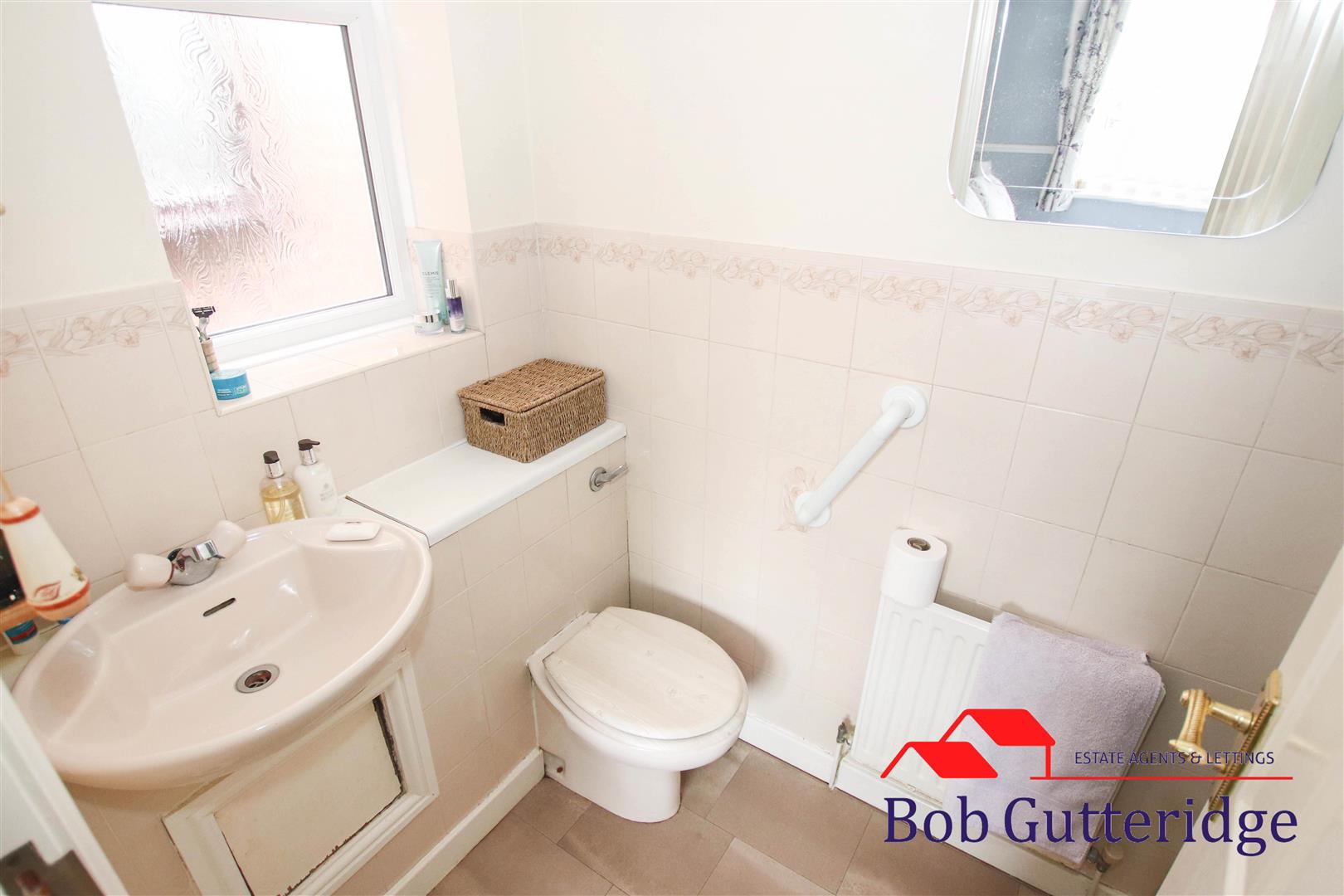 EN-SUITE SHOWER ROOM